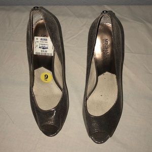 Size 9 Michael Kors gold heals